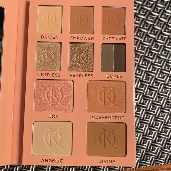 NIB Kenia Ontiveros Beauty Glow and Go Kit All in one Palette - Picture 3 of 3